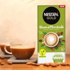Nescafé Gold Almond Macchiato Oploskoffie - 6 Doosjes à 6 Zakjes -Koffie Korting Winkel 1200x1200 219