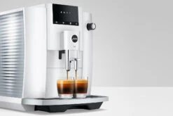 JURA E4 Piano White (EA) Met €54 Gratis Koffie én 2+1 Jaar Extra Garantie -Koffie Korting Winkel jura e4 koffiemachine piano white zijkant ambiance